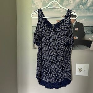 Cut out shoulder sleeve shirt